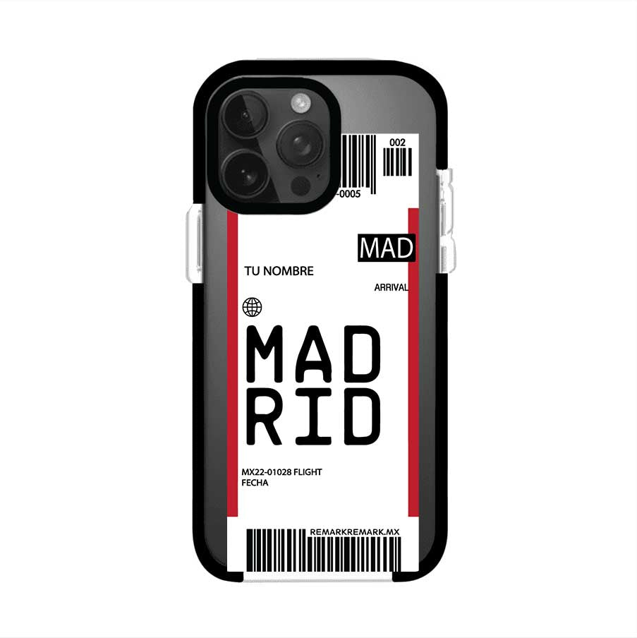 Funda personalizada estilo pase de abordar con diseño de Madrid y código MAD, personalizable con nombre y datos de vuelo; producto de Remark MX para iPhone