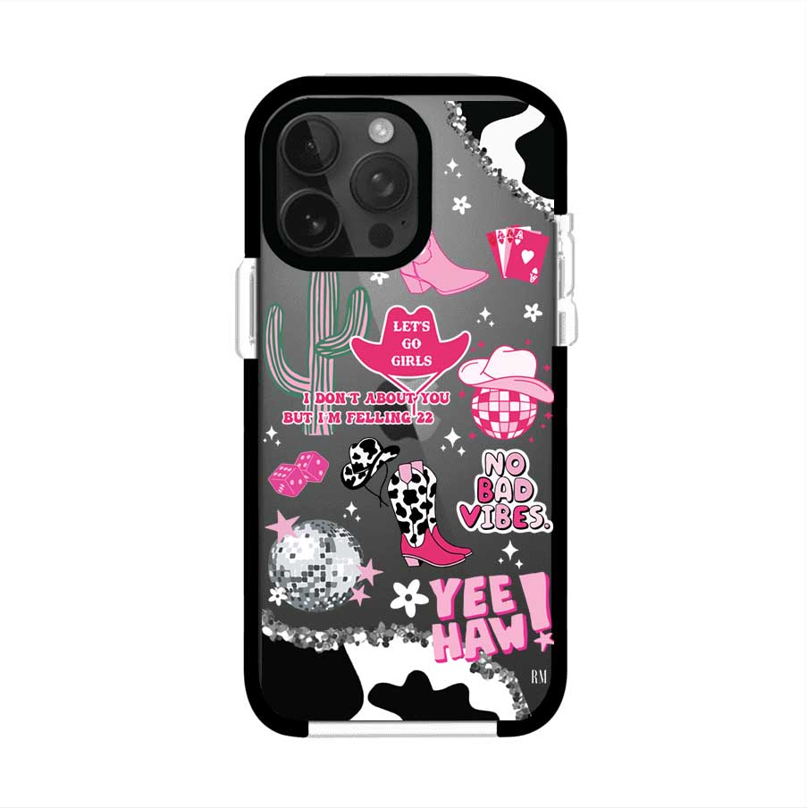 Funda para iPhone con diseño de temática vaquera en tonos rosa y negro, incluye botas, sombrero, cactus, disco ball y frases como "Let’s go girls" y "Yee Haw!". Estilo girly y divertido. Producto de Remark Mx