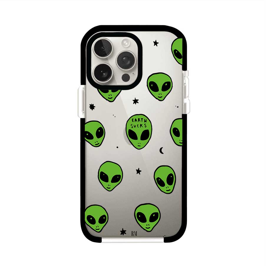 Funda para iPhone con diseño de alienígenas verdes y frase "Earth Sucks", fondo negro con detalles espaciales. Estilo divertido y rebelde. Producto de Remark MX
