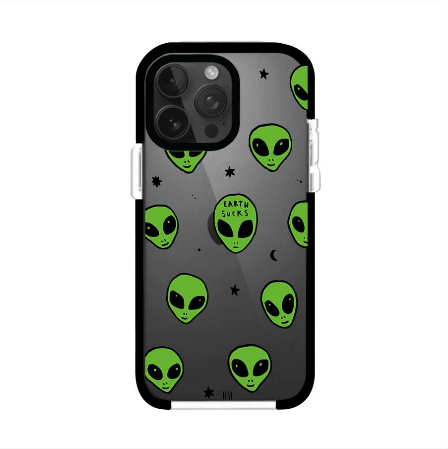 Funda para iPhone con diseño de alienígenas verdes y frase "Earth Sucks", fondo negro con detalles espaciales. Estilo divertido y rebelde. Producto de Remark MX