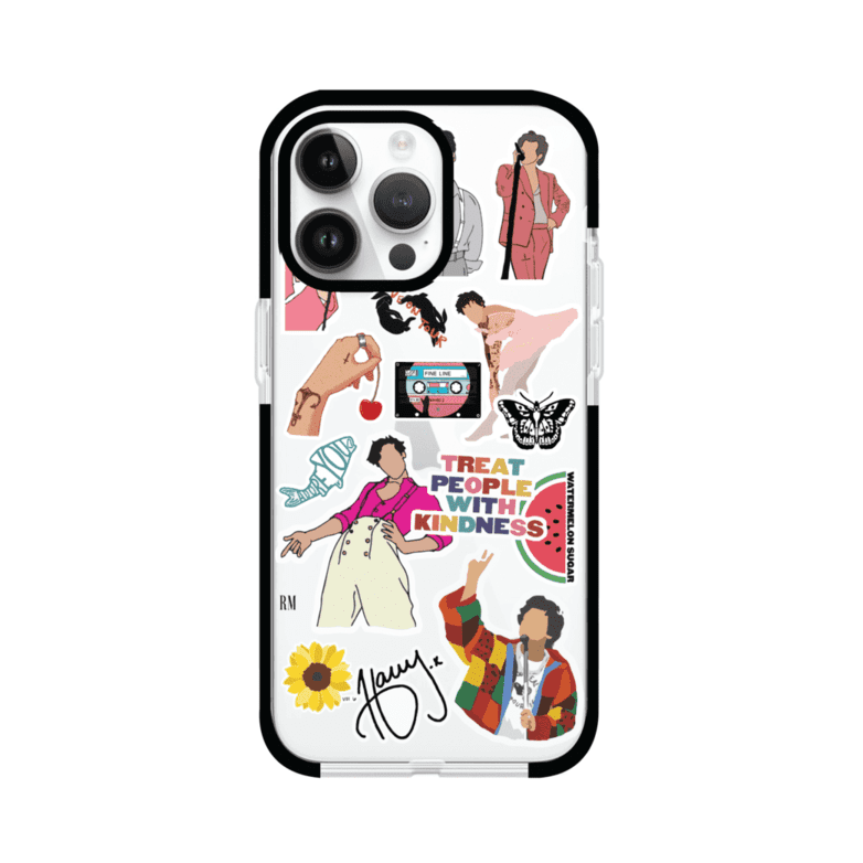 Funda para iPhone con diseño de stickers inspirados en Harry Styles. Incluye frases como "Treat People With Kindness", dibujos de outfits icónicos, girasoles, y elementos retro sobre base transparente. Ideal para fans. Producto de Remark Mx