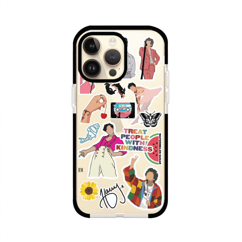 Funda para iPhone con diseño de stickers inspirados en Harry Styles. Incluye frases como "Treat People With Kindness", dibujos de outfits icónicos, girasoles, y elementos retro sobre base transparente. Ideal para fans. Producto de Remark Mx