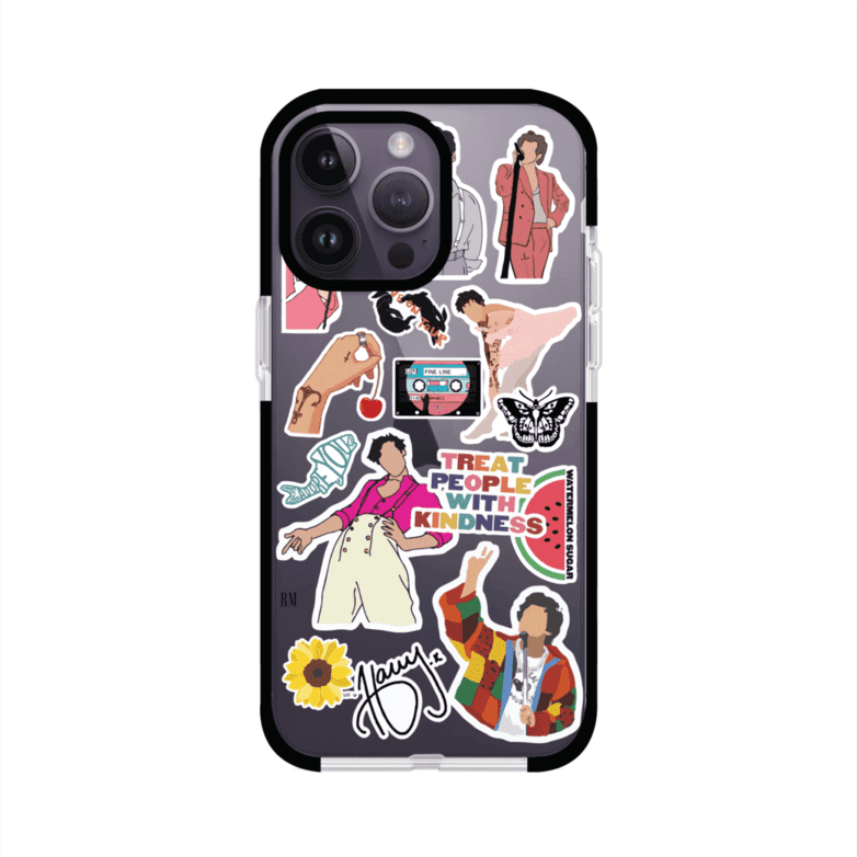 Funda para iPhone con diseño de stickers inspirados en Harry Styles. Incluye frases como "Treat People With Kindness", dibujos de outfits icónicos, girasoles, y elementos retro sobre base transparente. Ideal para fans. Producto de Remark Mx