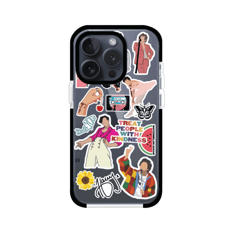 Funda para iPhone con diseño de stickers inspirados en Harry Styles. Incluye frases como "Treat People With Kindness", dibujos de outfits icónicos, girasoles, y elementos retro sobre base transparente. Ideal para fans. Producto de Remark Mx
