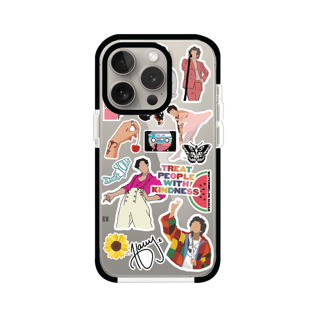 Funda para iPhone con diseño de stickers inspirados en Harry Styles. Incluye frases como "Treat People With Kindness", dibujos de outfits icónicos, girasoles, y elementos retro sobre base transparente. Ideal para fans. Producto de Remark Mx