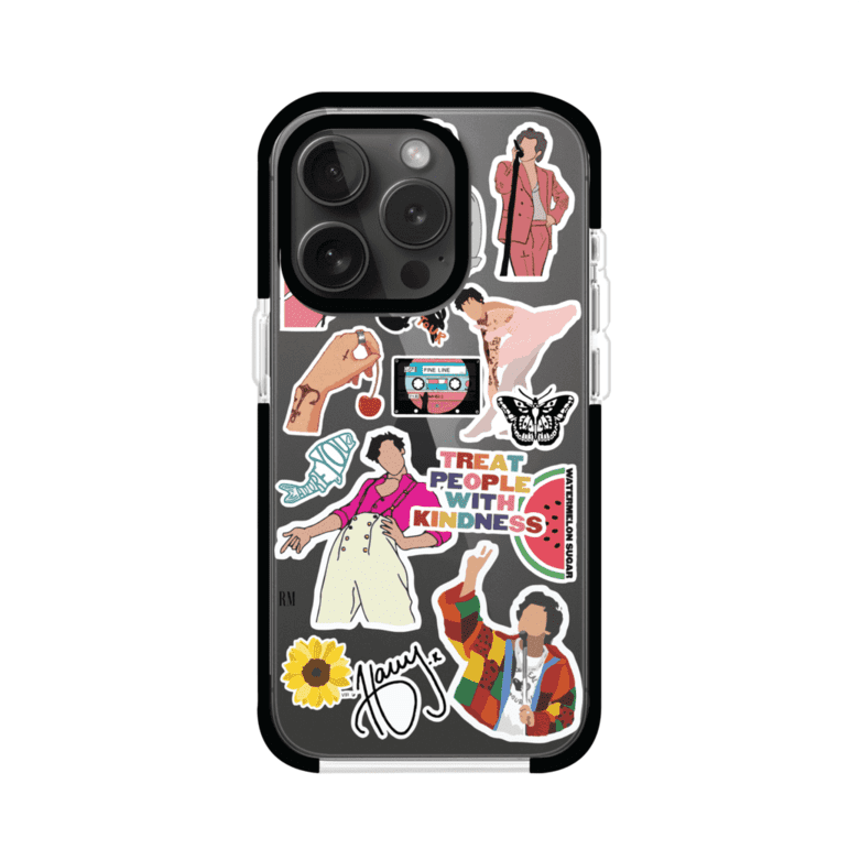 Funda para iPhone con diseño de stickers inspirados en Harry Styles. Incluye frases como "Treat People With Kindness", dibujos de outfits icónicos, girasoles, y elementos retro sobre base transparente. Ideal para fans. Producto de Remark Mx