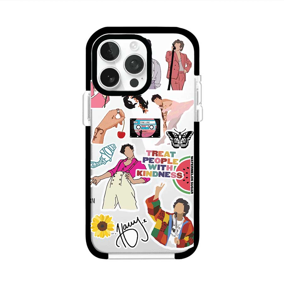 Funda para iPhone con diseño de stickers inspirados en Harry Styles. Incluye frases como "Treat People With Kindness", dibujos de outfits icónicos, girasoles, y elementos retro sobre base transparente. Ideal para fans. Producto de Remark Mx