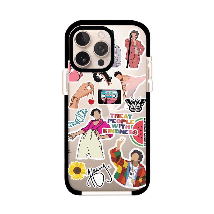 Funda para iPhone con diseño de stickers inspirados en Harry Styles. Incluye frases como "Treat People With Kindness", dibujos de outfits icónicos, girasoles, y elementos retro sobre base transparente. Ideal para fans. Producto de Remark Mx