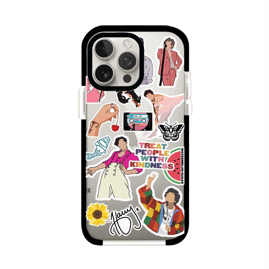 Funda para iPhone con diseño de stickers inspirados en Harry Styles. Incluye frases como "Treat People With Kindness", dibujos de outfits icónicos, girasoles, y elementos retro sobre base transparente. Ideal para fans. Producto de Remark Mx