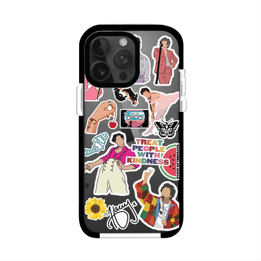 Funda para iPhone con diseño de stickers inspirados en Harry Styles. Incluye frases como "Treat People With Kindness", dibujos de outfits icónicos, girasoles, y elementos retro sobre base transparente. Ideal para fans. Producto de Remark Mx