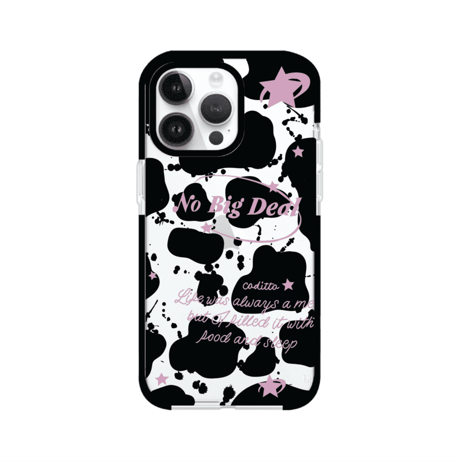 Funda estilo vaca en blanco, negro y rosa con frase No Big Deal para iPhone. Diseño divertido y aesthetic. Producto de Remark Mx