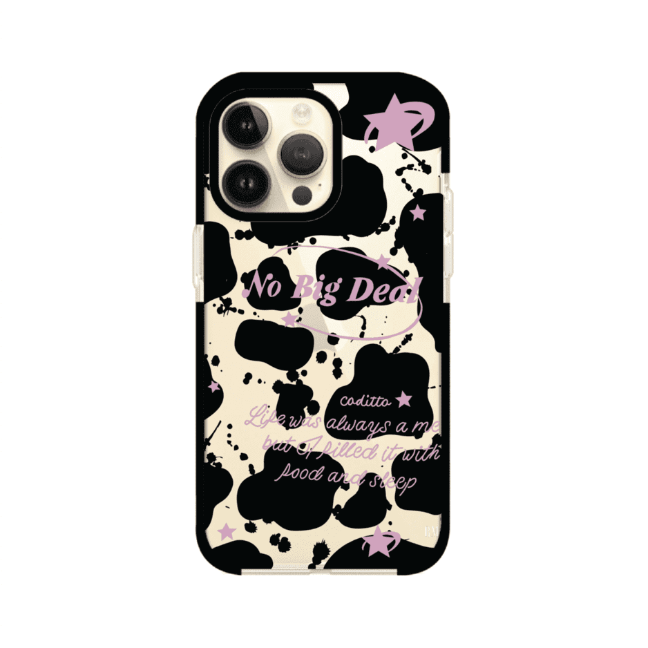 Funda estilo vaca en blanco, negro y rosa con frase No Big Deal para iPhone. Diseño divertido y aesthetic. Producto de Remark Mx
