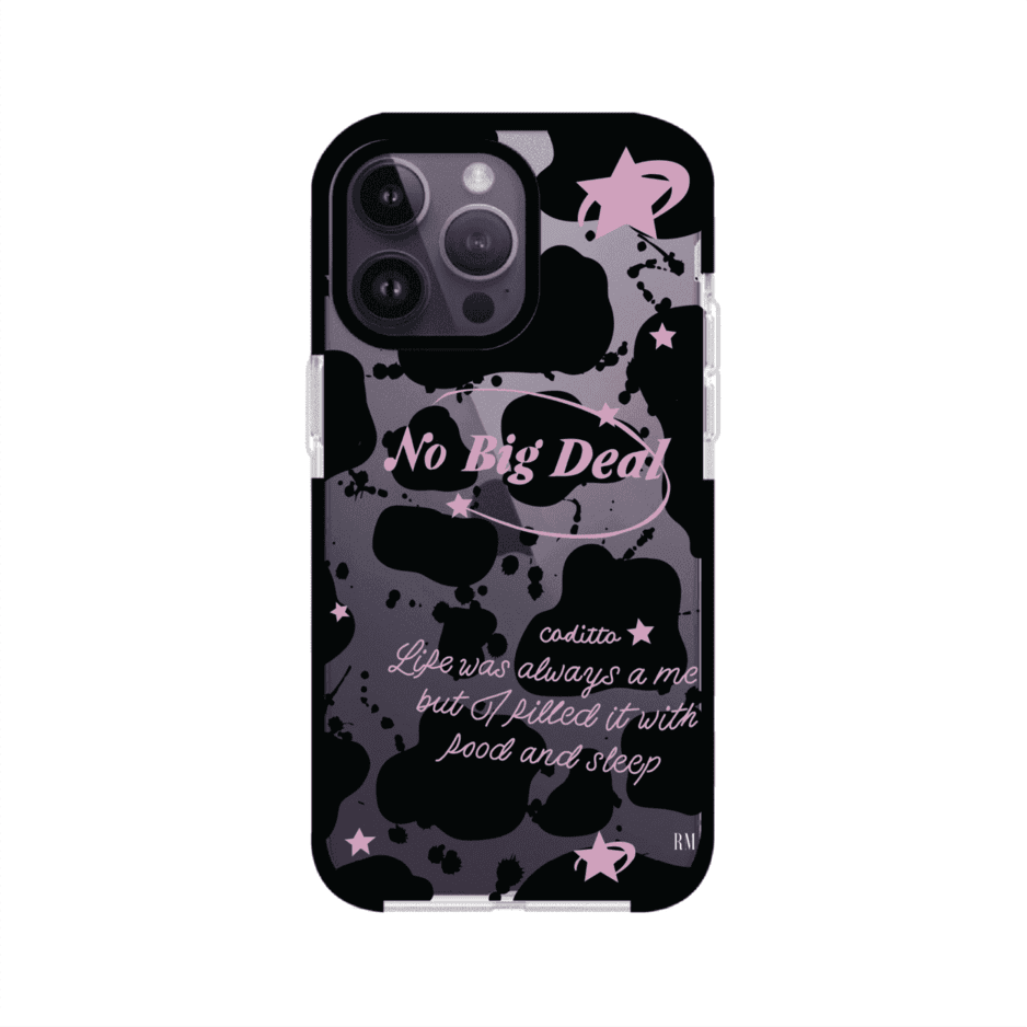 Funda estilo vaca en blanco, negro y rosa con frase No Big Deal para iPhone. Diseño divertido y aesthetic. Producto de Remark Mx