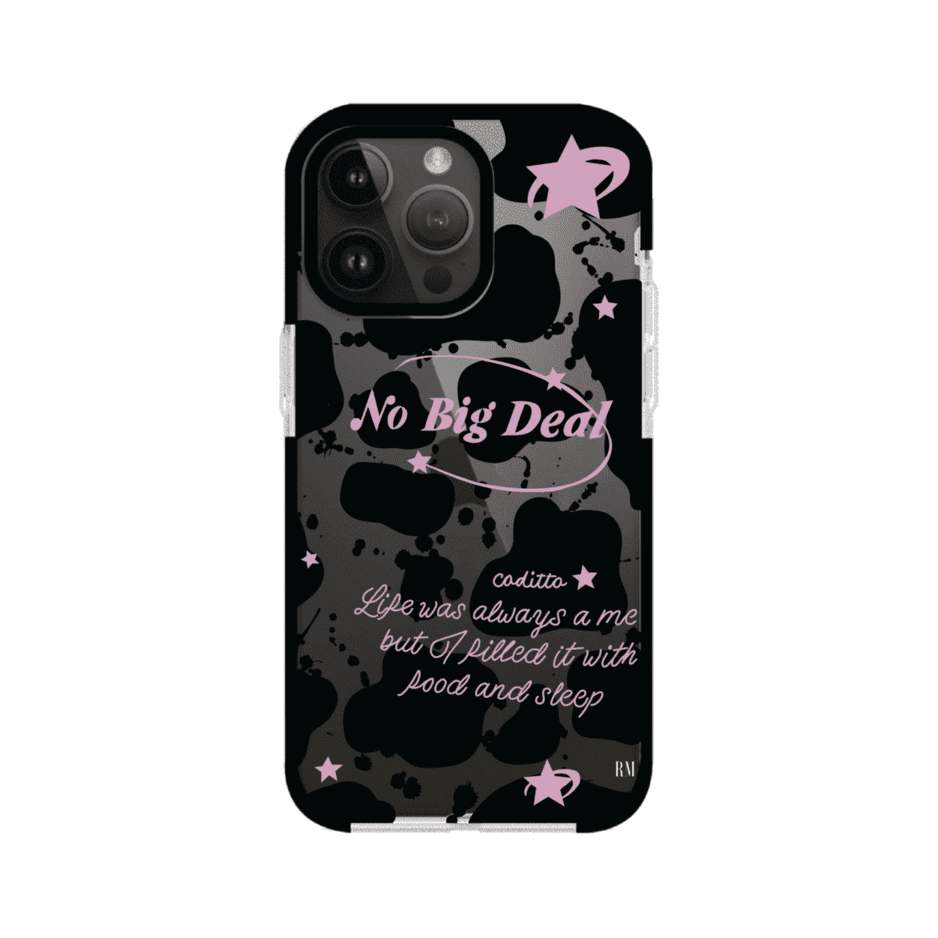 Funda estilo vaca en blanco, negro y rosa con frase No Big Deal para iPhone. Diseño divertido y aesthetic. Producto de Remark Mx