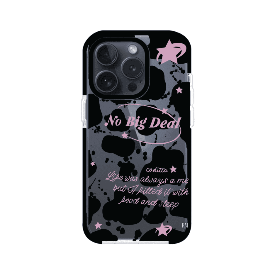 Funda estilo vaca en blanco, negro y rosa con frase No Big Deal para iPhone. Diseño divertido y aesthetic. Producto de Remark Mx