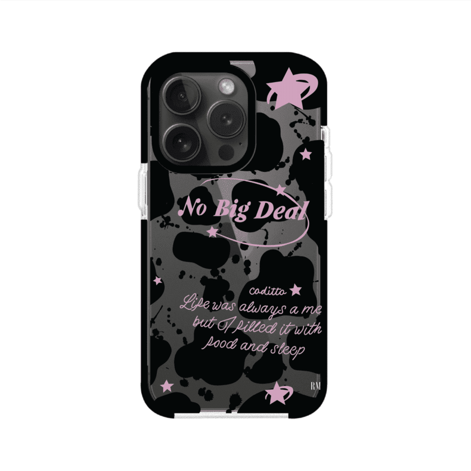Funda estilo vaca en blanco, negro y rosa con frase No Big Deal para iPhone. Diseño divertido y aesthetic. Producto de Remark Mx
