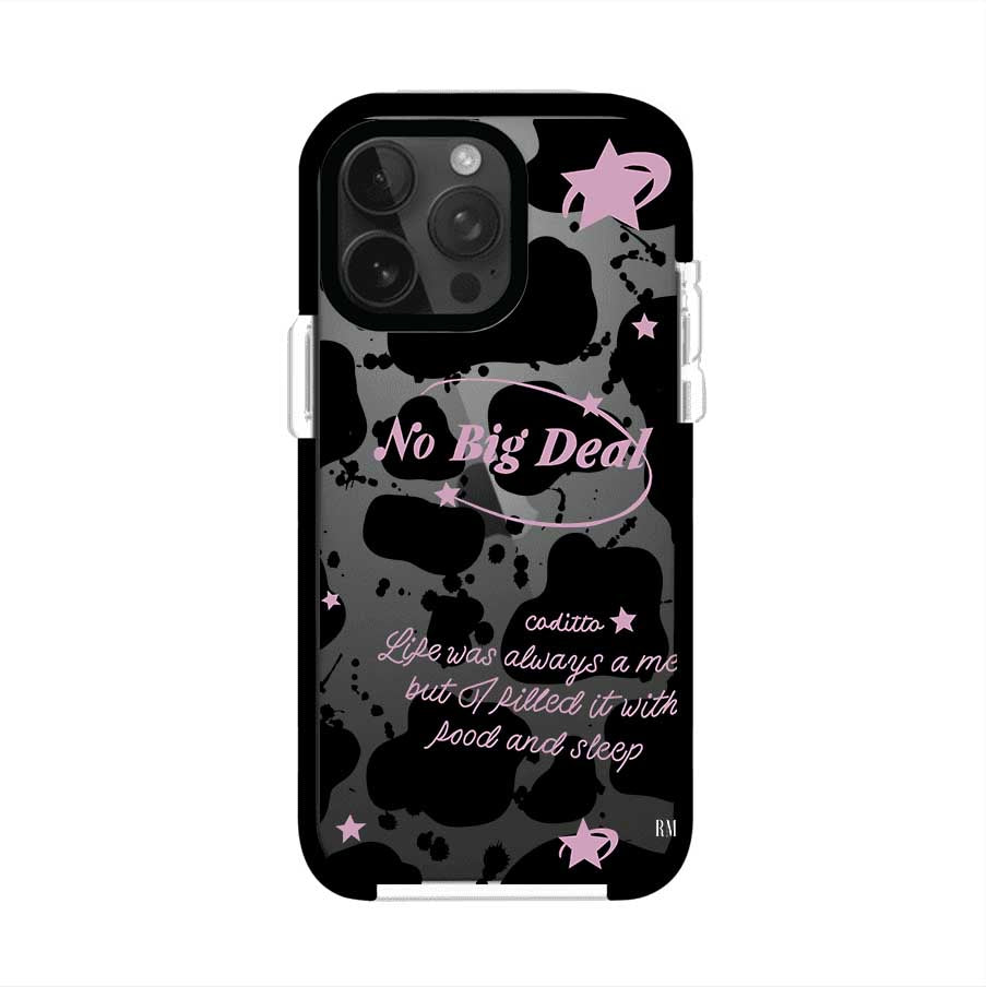 Funda estilo vaca en blanco, negro y rosa con frase No Big Deal para iPhone. Diseño divertido y aesthetic. Producto de Remark Mx