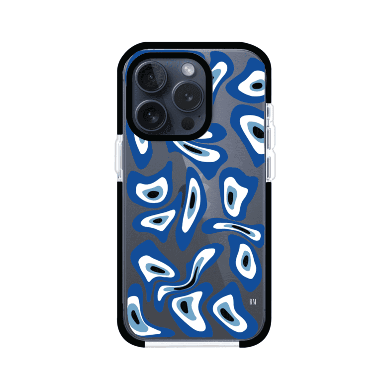 Funda para iPhone con diseño de ojos turcos en tonos azul y blanco, símbolo de protección.
iPhone case featuring Turkish evil eye pattern in blue and white, symbol of protection