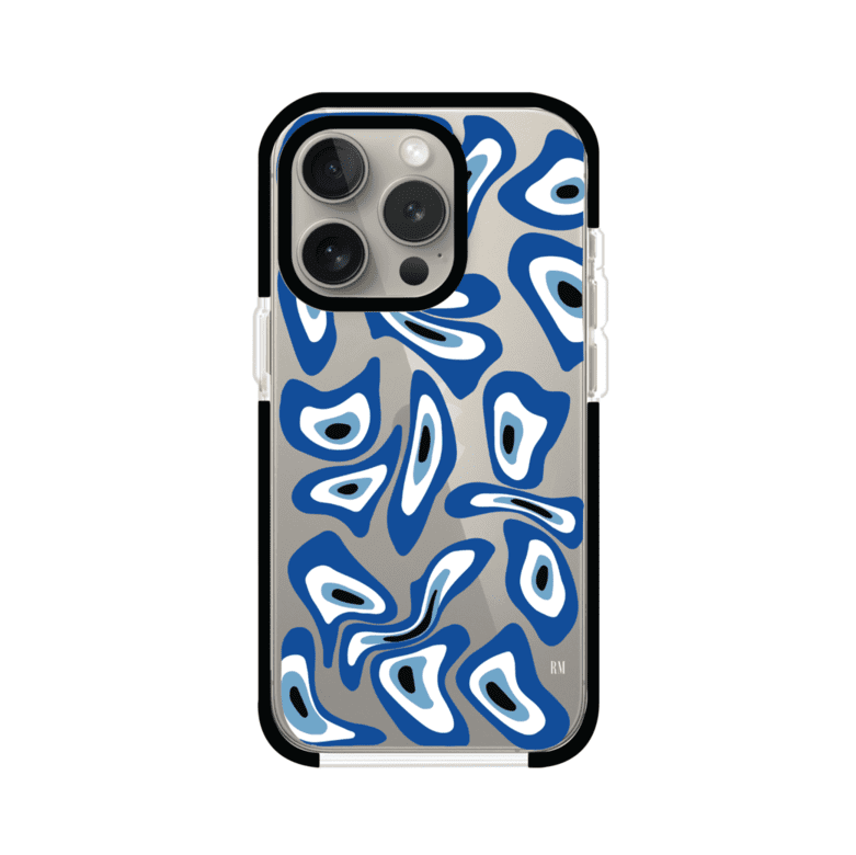 Funda para iPhone con diseño de ojos turcos en tonos azul y blanco, símbolo de protección.
iPhone case featuring Turkish evil eye pattern in blue and white, symbol of protection