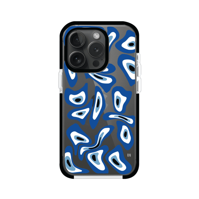 Funda para iPhone con diseño de ojos turcos en tonos azul y blanco, símbolo de protección.
iPhone case featuring Turkish evil eye pattern in blue and white, symbol of protection