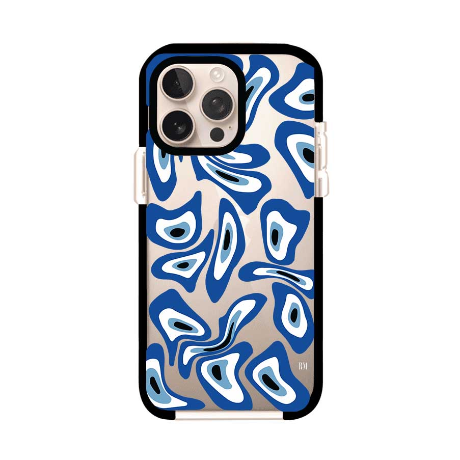 Funda para iPhone con diseño de ojos turcos en tonos azul y blanco, símbolo de protección.
iPhone case featuring Turkish evil eye pattern in blue and white, symbol of protection
