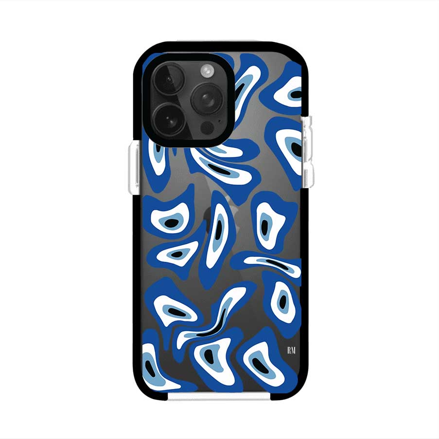 Funda para iPhone con diseño de ojos turcos en tonos azul y blanco, símbolo de protección.
iPhone case featuring Turkish evil eye pattern in blue and white, symbol of protection
