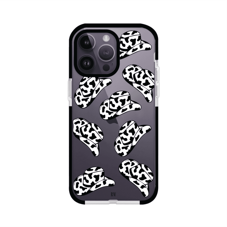 Funda para iPhone con diseño de múltiples sombreros vaqueros en estampado blanco y negro tipo vaca. Estilo western minimalista con vibe country. Producto de Remark Mx.