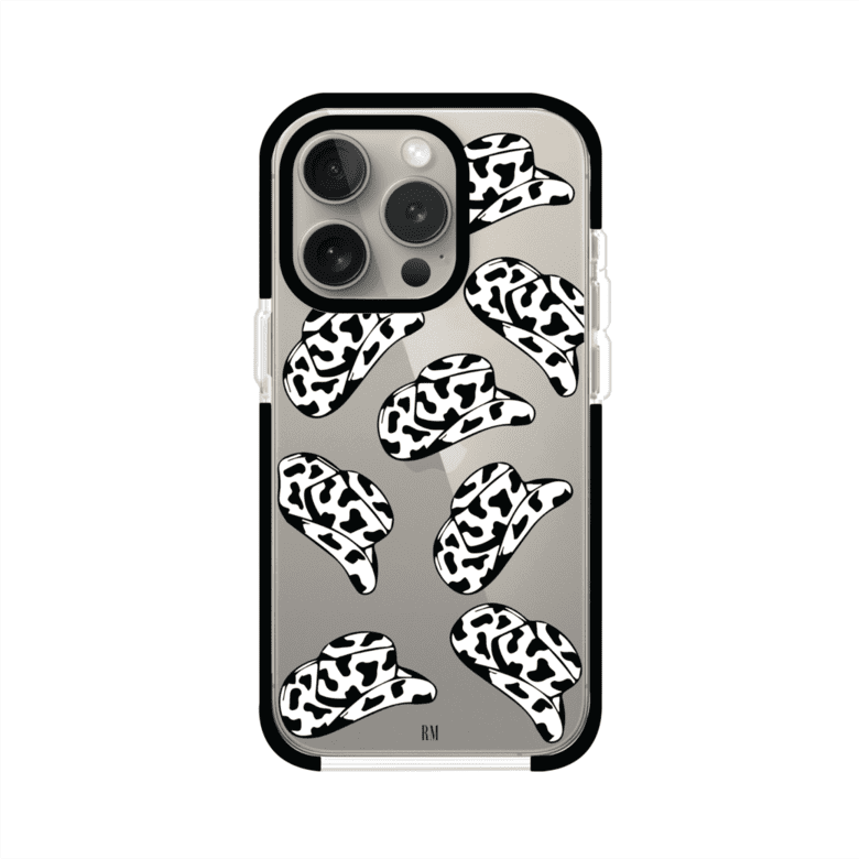 Funda para iPhone con diseño de múltiples sombreros vaqueros en estampado blanco y negro tipo vaca. Estilo western minimalista con vibe country. Producto de Remark Mx.