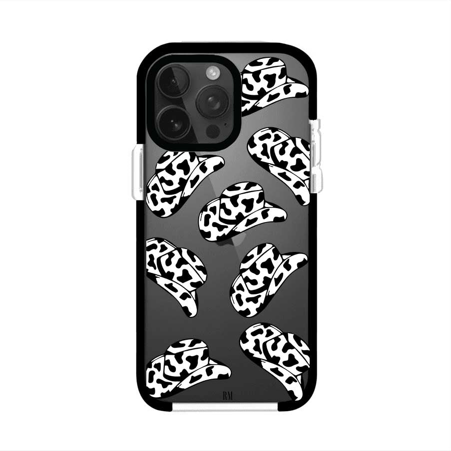 Funda para iPhone con diseño de múltiples sombreros vaqueros en estampado blanco y negro tipo vaca. Estilo western minimalista con vibe country. Producto de Remark Mx.
