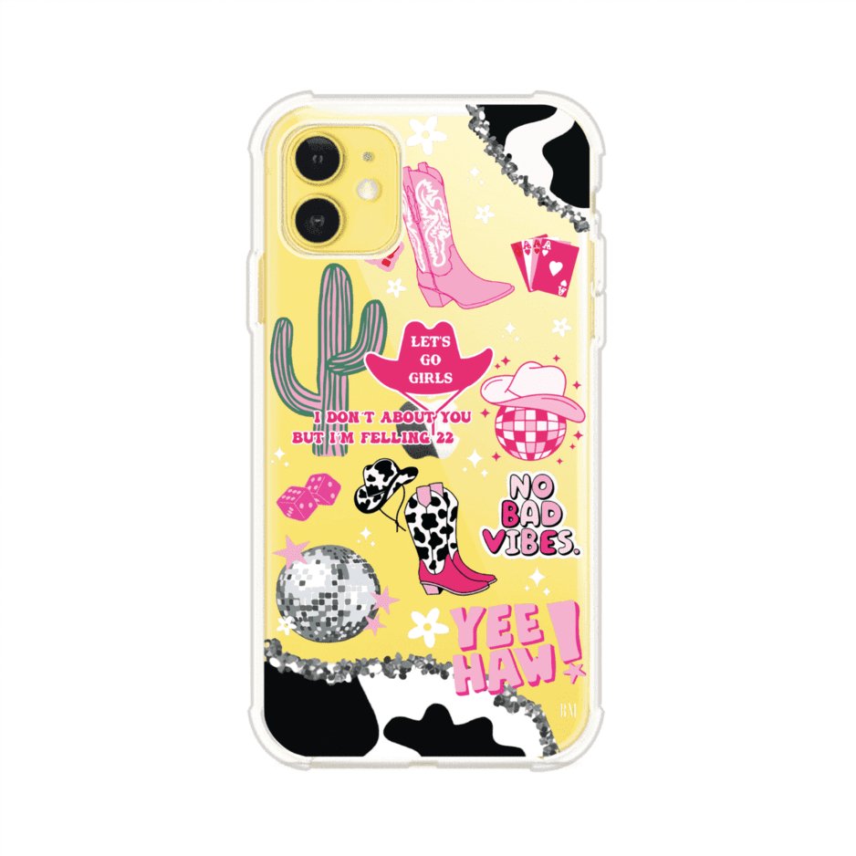 Funda para iPhone con diseño de temática vaquera en tonos rosa y negro, incluye botas, sombrero, cactus, disco ball y frases como "Let’s go girls" y "Yee Haw!". Estilo girly y divertido. Producto de Remark Mx
