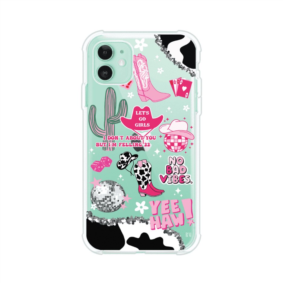 Funda para iPhone con diseño de temática vaquera en tonos rosa y negro, incluye botas, sombrero, cactus, disco ball y frases como "Let’s go girls" y "Yee Haw!". Estilo girly y divertido. Producto de Remark Mx