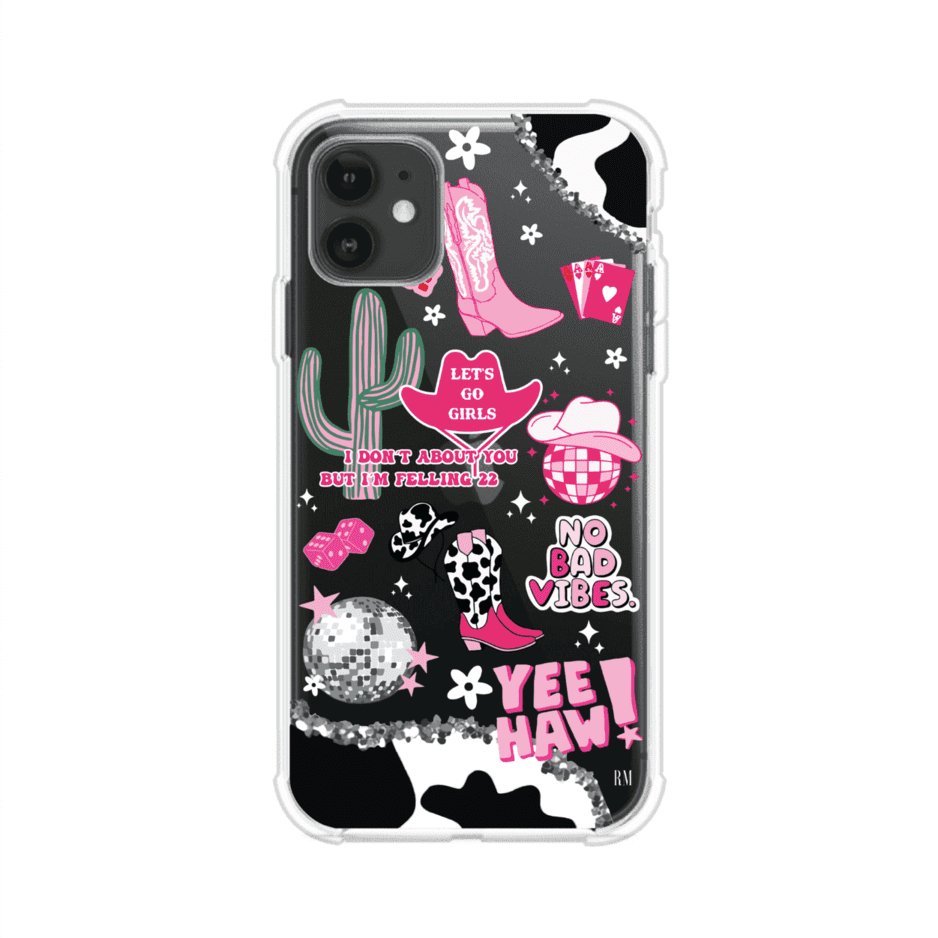 Funda para iPhone con diseño de temática vaquera en tonos rosa y negro, incluye botas, sombrero, cactus, disco ball y frases como "Let’s go girls" y "Yee Haw!". Estilo girly y divertido. Producto de Remark Mx