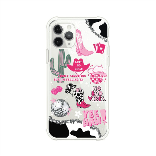 Funda para iPhone con diseño de temática vaquera en tonos rosa y negro, incluye botas, sombrero, cactus, disco ball y frases como "Let’s go girls" y "Yee Haw!". Estilo girly y divertido. Producto de Remark Mx