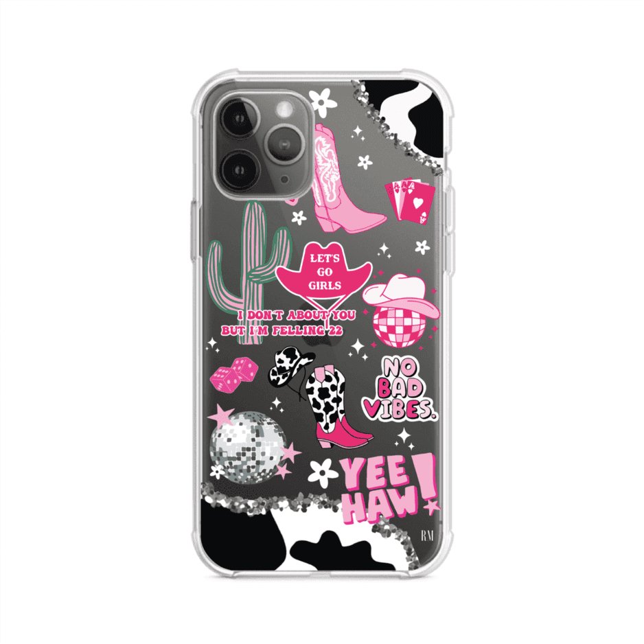 Funda para iPhone con diseño de temática vaquera en tonos rosa y negro, incluye botas, sombrero, cactus, disco ball y frases como "Let’s go girls" y "Yee Haw!". Estilo girly y divertido. Producto de Remark Mx