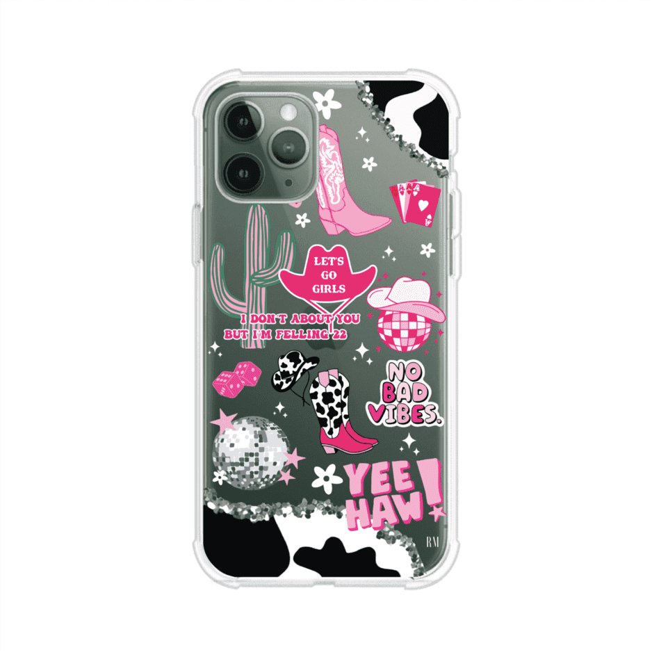 Funda para iPhone con diseño de temática vaquera en tonos rosa y negro, incluye botas, sombrero, cactus, disco ball y frases como "Let’s go girls" y "Yee Haw!". Estilo girly y divertido. Producto de Remark Mx