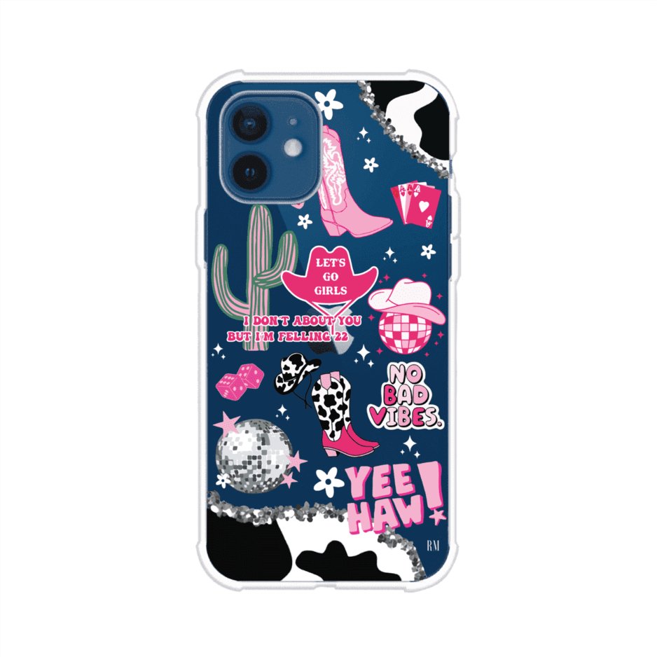 Funda para iPhone con diseño de temática vaquera en tonos rosa y negro, incluye botas, sombrero, cactus, disco ball y frases como "Let’s go girls" y "Yee Haw!". Estilo girly y divertido. Producto de Remark Mx