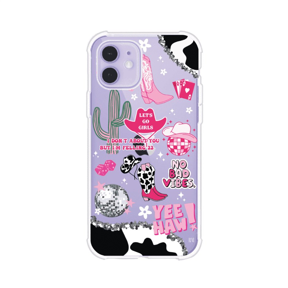 Funda para iPhone con diseño de temática vaquera en tonos rosa y negro, incluye botas, sombrero, cactus, disco ball y frases como "Let’s go girls" y "Yee Haw!". Estilo girly y divertido. Producto de Remark Mx