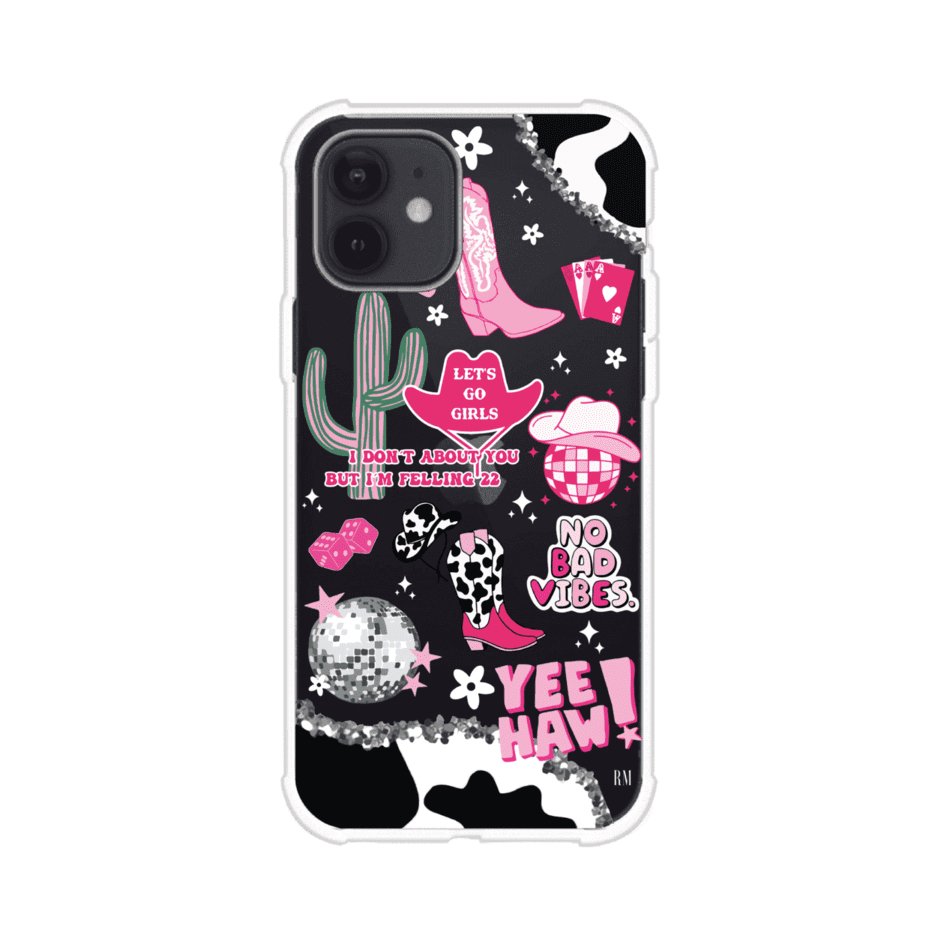 Funda para iPhone con diseño de temática vaquera en tonos rosa y negro, incluye botas, sombrero, cactus, disco ball y frases como "Let’s go girls" y "Yee Haw!". Estilo girly y divertido. Producto de Remark Mx