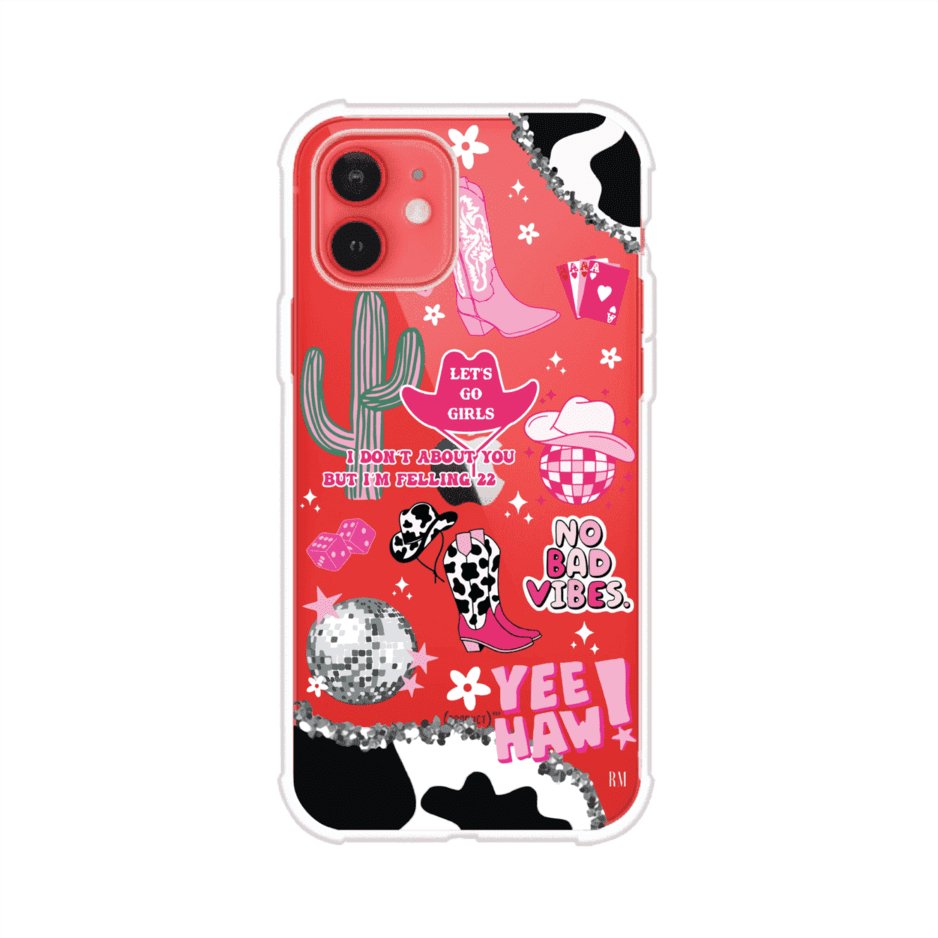 Funda para iPhone con diseño de temática vaquera en tonos rosa y negro, incluye botas, sombrero, cactus, disco ball y frases como "Let’s go girls" y "Yee Haw!". Estilo girly y divertido. Producto de Remark Mx