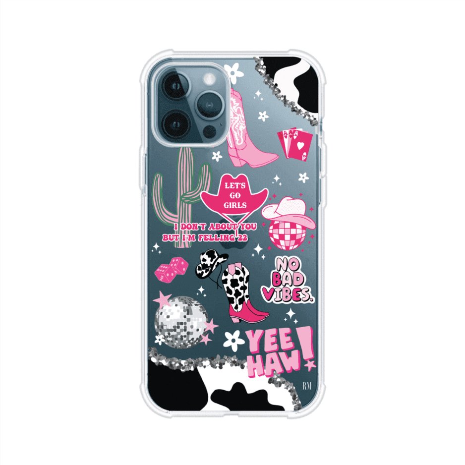 Funda para iPhone con diseño de temática vaquera en tonos rosa y negro, incluye botas, sombrero, cactus, disco ball y frases como "Let’s go girls" y "Yee Haw!". Estilo girly y divertido. Producto de Remark Mx