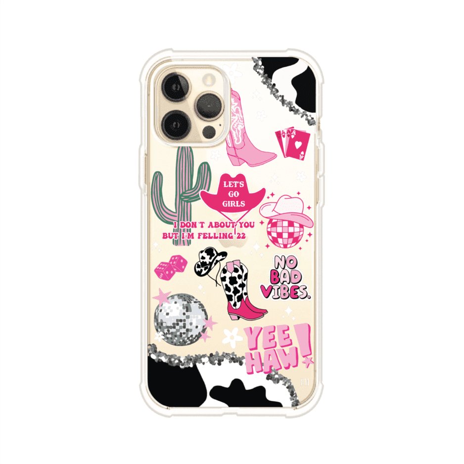 Funda para iPhone con diseño de temática vaquera en tonos rosa y negro, incluye botas, sombrero, cactus, disco ball y frases como "Let’s go girls" y "Yee Haw!". Estilo girly y divertido. Producto de Remark Mx