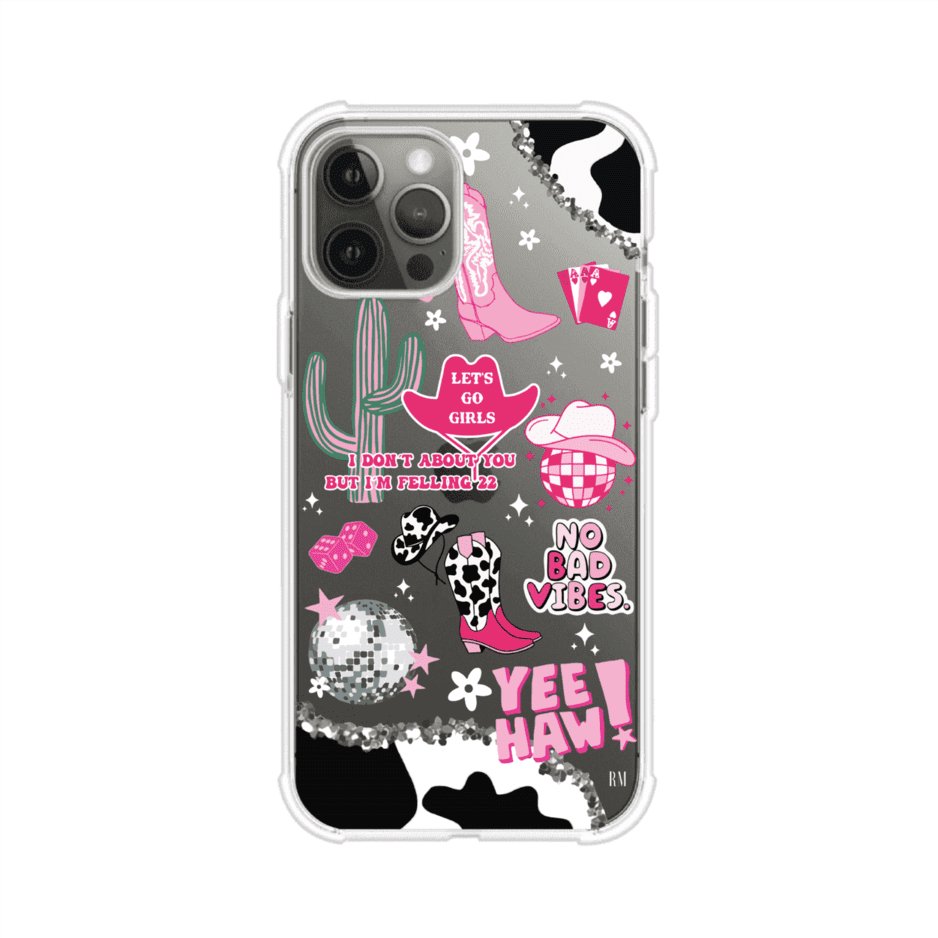 Funda para iPhone con diseño de temática vaquera en tonos rosa y negro, incluye botas, sombrero, cactus, disco ball y frases como "Let’s go girls" y "Yee Haw!". Estilo girly y divertido. Producto de Remark Mx