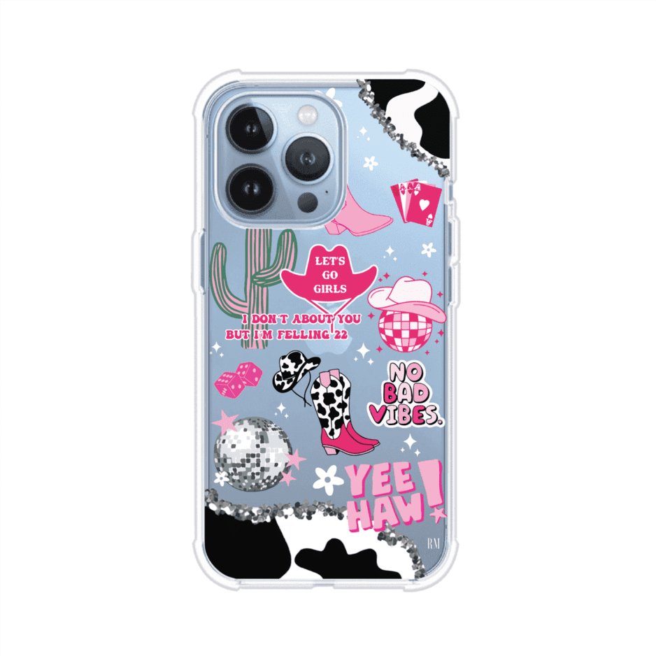 Funda para iPhone con diseño de temática vaquera en tonos rosa y negro, incluye botas, sombrero, cactus, disco ball y frases como "Let’s go girls" y "Yee Haw!". Estilo girly y divertido. Producto de Remark Mx