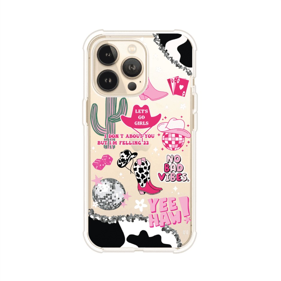 Funda para iPhone con diseño de temática vaquera en tonos rosa y negro, incluye botas, sombrero, cactus, disco ball y frases como "Let’s go girls" y "Yee Haw!". Estilo girly y divertido. Producto de Remark Mx