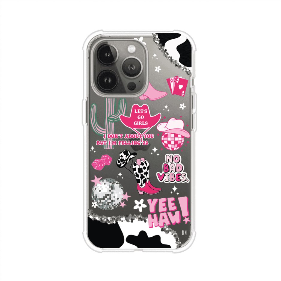 Funda para iPhone con diseño de temática vaquera en tonos rosa y negro, incluye botas, sombrero, cactus, disco ball y frases como "Let’s go girls" y "Yee Haw!". Estilo girly y divertido. Producto de Remark Mx