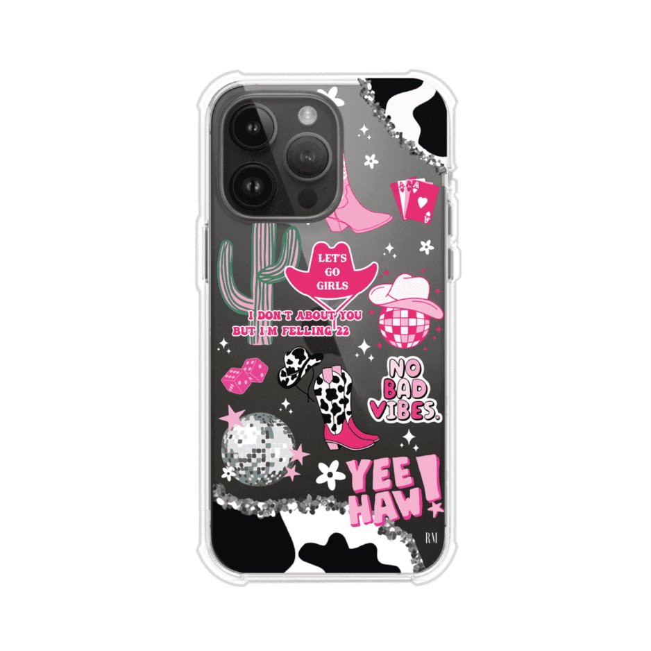 Funda para iPhone con diseño de temática vaquera en tonos rosa y negro, incluye botas, sombrero, cactus, disco ball y frases como "Let’s go girls" y "Yee Haw!". Estilo girly y divertido. Producto de Remark Mx