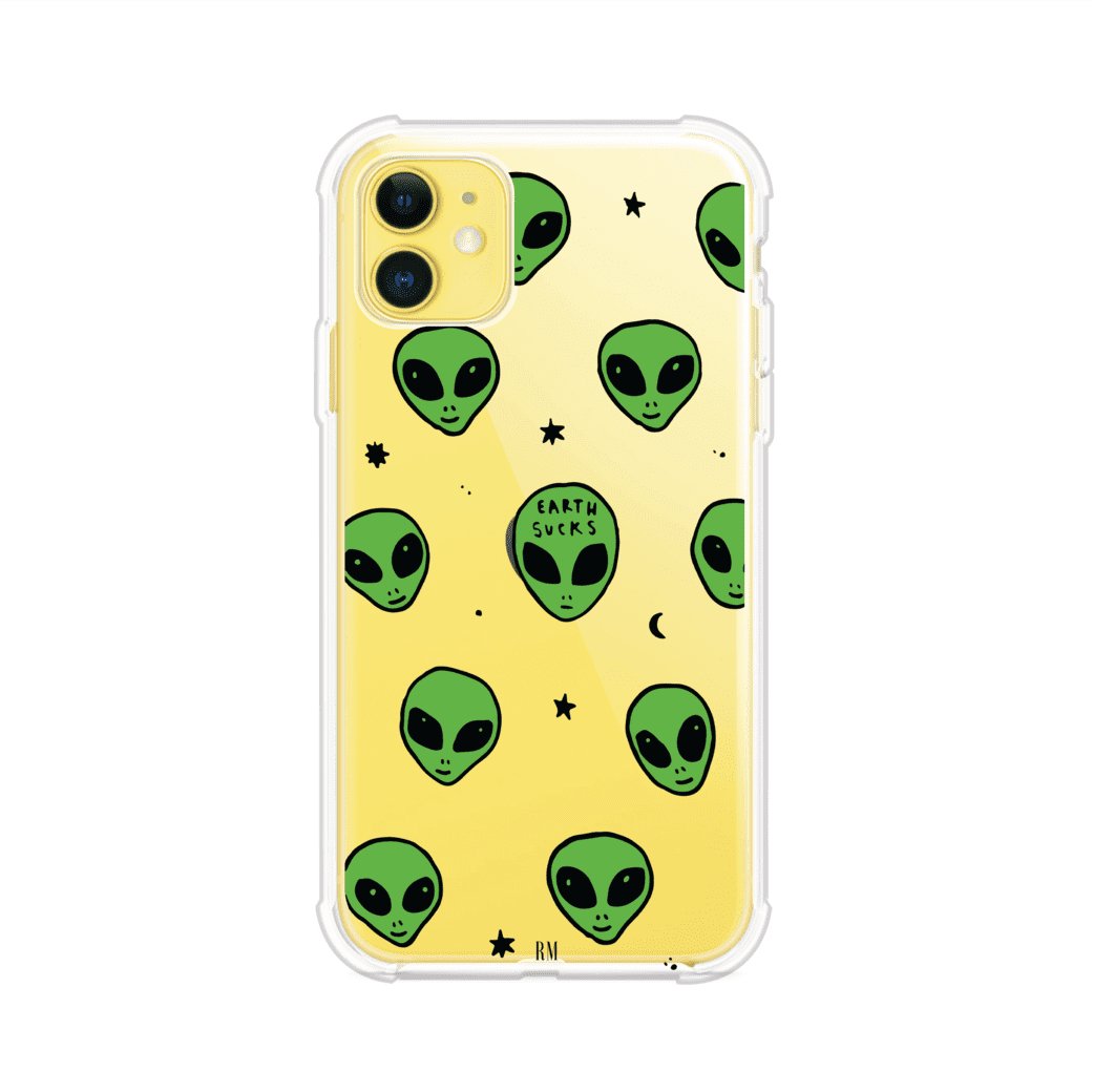 Funda para iPhone con diseño de alienígenas verdes y frase "Earth Sucks", fondo negro con detalles espaciales. Estilo divertido y rebelde. Producto de Remark MX