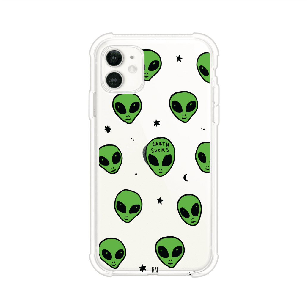Funda para iPhone con diseño de alienígenas verdes y frase "Earth Sucks", fondo negro con detalles espaciales. Estilo divertido y rebelde. Producto de Remark MX