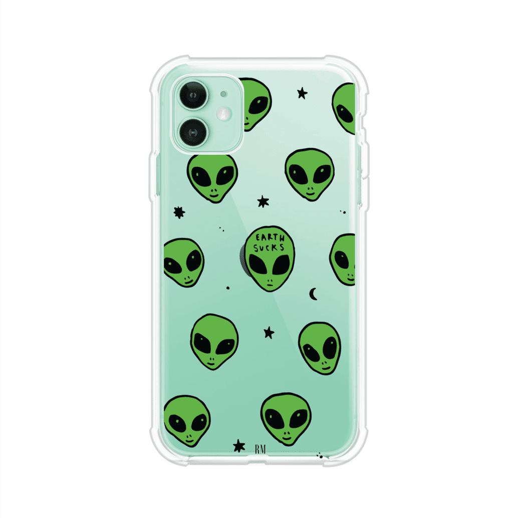 Funda para iPhone con diseño de alienígenas verdes y frase "Earth Sucks", fondo negro con detalles espaciales. Estilo divertido y rebelde. Producto de Remark MX