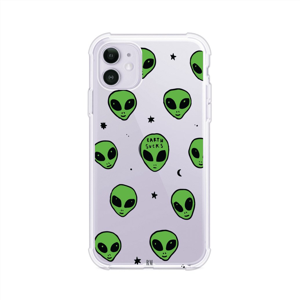 Funda para iPhone con diseño de alienígenas verdes y frase "Earth Sucks", fondo negro con detalles espaciales. Estilo divertido y rebelde. Producto de Remark MX